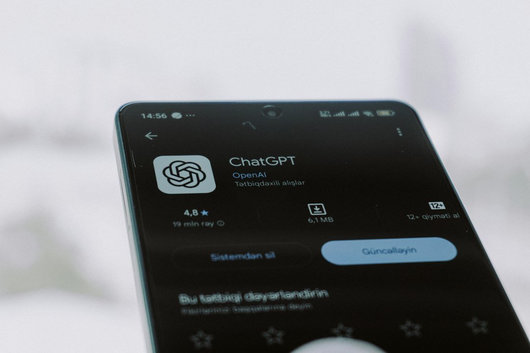 Smartphone που εμφανίζει την καταχώριση της εφαρμογής ChatGPT