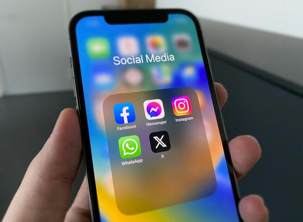Smartphone που εμφανίζει εφαρμογές Facebook, Instagram και άλλες εφαρμογές κοινωνικής δικτύωσης.